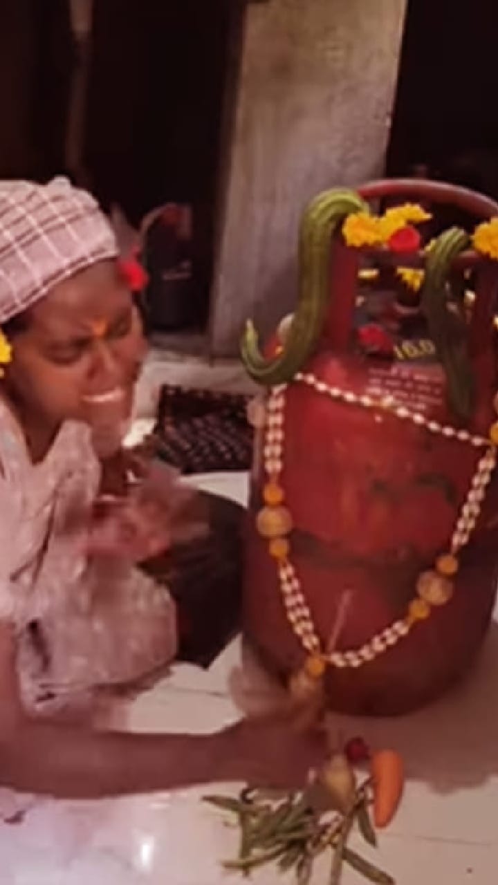 ಭಾಗ್ಯದ ಲಕ್ಷ್ಮೀ ಬಾರಮ್ಮಾ; ಎಲ್​ಪಿಜಿ ಸಿಲಿಂಡರ್​​ಗೆ ಮಹಿಳೆಯಿಂದ ಪೂಜೆ!