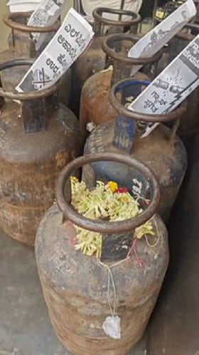 ಬೆಂಗಳೂರಿನ ಹೋಟೆಲ್ ಎದುರು ಖಾಲಿ ಸಿಲಿಂಡರ್​​ಗಳನ್ನಿಟ್ಟು ಬೋರ್ಡ್ ಹಾಕಿದ ಮಾಲೀಕ