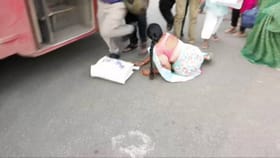 ಊರಿಗೆ ಹೋಗುವ ಧಾವಂತ: ಬಸ್ ಹತ್ತುವಾಗ ನೂಕುನುಗ್ಗಲಿನಲ್ಲಿ ಕೆಳಗೆಬಿದ್ದ ಮಹಿಳೆ