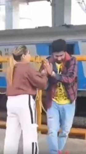 ರೈಲ್ವೆ ನಿಲ್ದಾಣದಲ್ಲಿ ಪತ್ನಿ ಎದುರು ಎರಡೂ ಕೆನ್ನೆಗೆ ಚಪ್ಪಲಿಯಿಂದ ಹೊಡೆದುಕೊಂಡ ಪತಿ