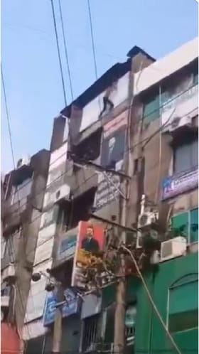 ಢಾಕಾದ ಗುಲ್ಜಾರ್ ಟವರ್​ನಿಂದ ಬಿದ್ದ ವ್ಯಕ್ತಿ