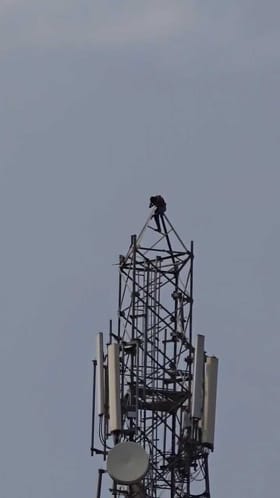 ಮದ್ಯಕ್ಕಾಗಿ ಮೊಬೈಲ್ ಟವರ್ ಎರಿದ‌ ಭೂಪ!