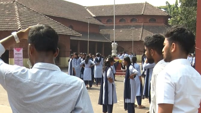 ಮಂಗಳೂರು ಕಾಲೇಜು ವಿದ್ಯಾರ್ಥಿಗಳ ನಡುವೆ ಬಿಗ್​​ ಫೈಟ್