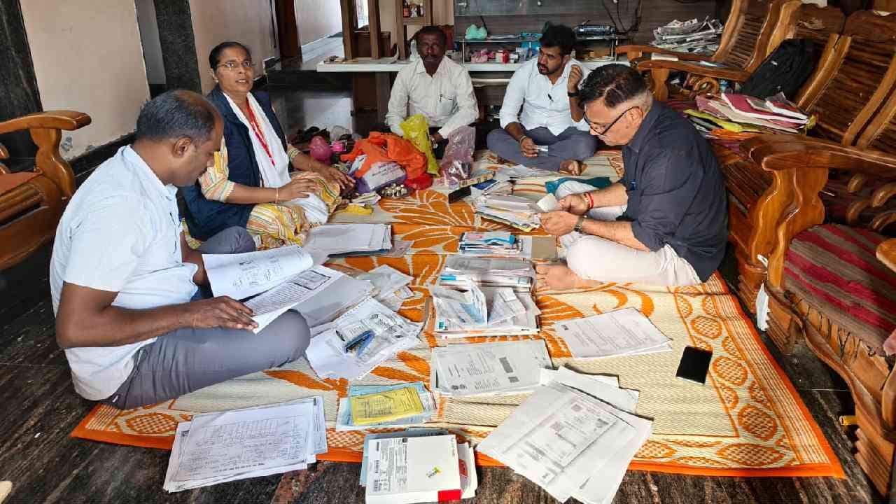 ಇವುಗಳ ಜತೆಗೆ 13 ಲಕ್ಷ ರೂಪಾಯಿ ಮೌಲ್ಯದ ಆರು ನಿವೇಶನಗಳು, 45 ಲಕ್ಷ ರೂ. ಮೌಲ್ಯದ ಮನೆ, 80.77 ಲಕ್ಷ ರೂ. ಮೌಲ್ಯದ 29 ಎಕರೆ ಜಮೀನು ಸೇರಿದಂತೆ ಒಟ್ಟು 1.38 ಕೋಟಿ ರೂ. ಮೌಲ್ಯದ ಸ್ಥಿರಾಸ್ತಿಗೆ ಸಂಬಂಧಿಸಿದ ಕಾಗದ ಪತ್ರಗಳು ಸಿಕ್ಕಿವೆ. 