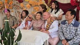 ಒಂದೇ ಮಂಟಪದಲ್ಲಿ ಇಬ್ಬರನ್ನು ಮದುವೆಯಾದ ಥೈಲ್ಯಾಂಡ್ ಮಹಿಳೆ