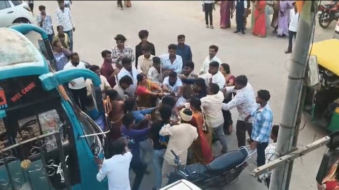 ರಸ್ತೆಯಲ್ಲೇ ಪರಸ್ಪರ ಹೊಡೆದಾಡಿಕೊಂಡ ವಧು, ವರನ ಕಡೆಯವರು: ಆಗಿದ್ದೇನು?