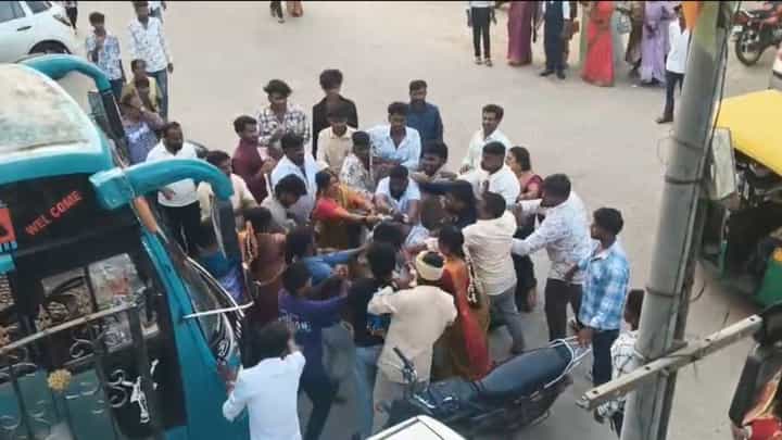ರಸ್ತೆಯಲ್ಲೇ ಪರಸ್ಪರ ಹೊಡೆದಾಡಿಕೊಂಡ ವಧು, ವರನ ಕಡೆಯವರು: ಆಗಿದ್ದೇನು? ರಸ್ತೆಯಲ್ಲೇ ಪರಸ್ಪರ ಹೊಡೆದಾಡಿಕೊಂಡ ವಧು, ವರನ ಕಡೆಯವರು: ಆಗಿದ್ದೇನು?