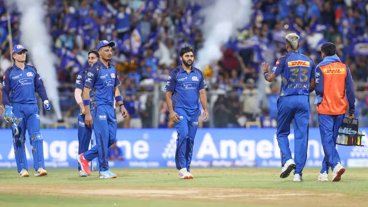 ಅಂದರೆ ಇಂಡಿಯನ್ ಪ್ರೀಮಿಯರ್ ಲೀಗ್​ನಲ್ಲಿ ಮುಂಬೈ ಇಂಡಿಯನ್ಸ್ 5 ಬಾರಿ ಚಾಂಪಿಯನ್ ಪಟ್ಟ ಅಲಂಕರಿಸಿದರೆ, ಚಾಂಪಿಯನ್ಸ್ ಲೀಗ್​ನಲ್ಲಿ 2 ಬಾರಿ ಕಿರೀಟ ಮುಡಿಗೇರಿಸಿಕೊಂಡಿದೆ. ಈ ಮೂಲಕ ಐಪಿಎಲ್​ನ ಅತ್ಯಂತ ಯಶಸ್ವಿ ತಂಡವಾಗಿ ಗುರುತಿಸಿಕೊಂಡಿದೆ. ಈ ಯಶಸ್ಸಿನೊಂದಿಗೆ ಇದೀಗ 300 ಪಂದ್ಯಗಳನ್ನಾಡಿದ ವಿಶ್ವದ ಏಕೈಕ ತಂಡವೆಂಬ ಹೆಗ್ಗಳಿಕೆಯನ್ನು ಕೂಡ ಮುಂಬೈ ಇಂಡಿಯನ್ಸ್ ತಂಡ ತನ್ನದಾಗಿಸಿಕೊಂಡಿದೆ.