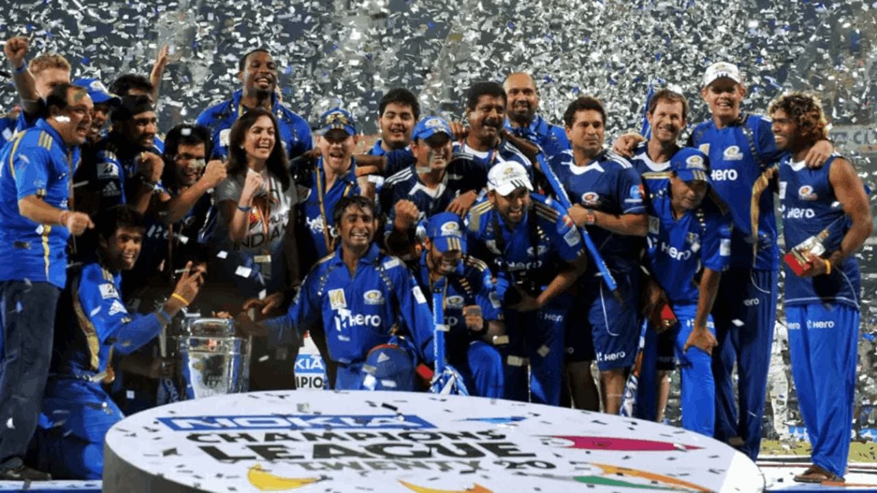 ಇನ್ನು ಈ ಮುನ್ನೂರು ಮ್ಯಾಚ್​ಗಳಲ್ಲಿ ಮುಂಬೈ ಇಂಡಿಯನ್ಸ್ ತಂಡವು 163 ಪಂದ್ಯಗಳಲ್ಲಿ ಜಯ ಸಾಧಿಸಿದರೆ, 131 ಮ್ಯಾಚ್​ಗಳಲ್ಲಿ ಸೋಲನುಭವಿಸಿದೆ. ಇನ್ನುಳಿದ 6 ಪಂದ್ಯಗಳು ಕಾರಣಾಂತರಗಳಿಂದ ರದ್ದಾಗಿದ್ದವು. ಇದರ ನಡುವೆ 7 ಟ್ರೋಫಿಗಳನ್ನು ಸಹ ಎತ್ತಿ ಹಿಡಿದಿದೆ.