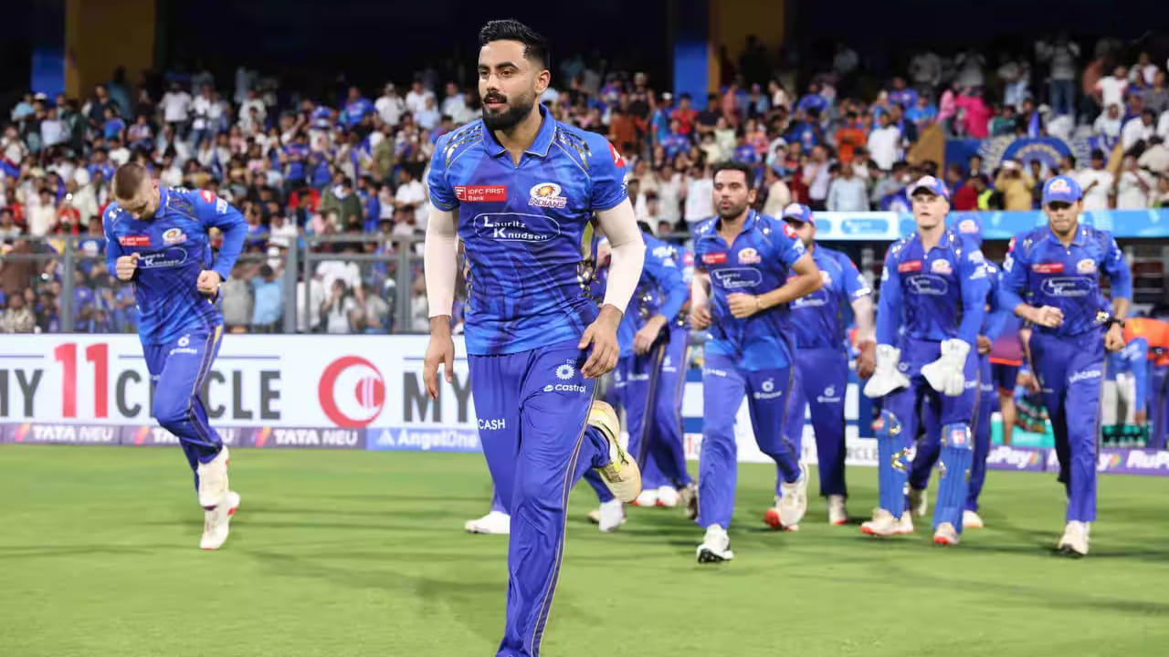 ಹೌದು, ಮುಂಬೈನ ವಾಂಖೆಡೆ ಸ್ಟೇಡಿಯಂನಲ್ಲಿ ನಡೆದ ಕೊಲ್ಕತ್ತಾ ನೈಟ್ ರೈಡರ್ಸ್ ವಿರುದ್ಧದ ಪಂದ್ಯದಲ್ಲಿ ಕಣಕ್ಕಿಳಿಯುವ ಮೂಲಕ ಮುಂಬೈ ಇಂಡಿಯನ್ಸ್ ಫ್ರಾಂಚೈಸಿ ಲೀಗ್ ಕ್ರಿಕೆಟ್​ನಲ್ಲಿ 300 ಪಂದ್ಯಗಳನ್ನಾಡಿದ ಸಾಧನೆ ಮಾಡಿದೆ. ಈ ಮೂಲಕ ಲೀಗ್ ಕ್ರಿಕೆಟ್​ನಲ್ಲಿ 300 ಪಂದ್ಯಗಳನ್ನಾಡಿದ ವಿಶ್ವದ ಮೊದಲ ತಂಡ ಎನಿಸಿಕೊಂಡಿದೆ.