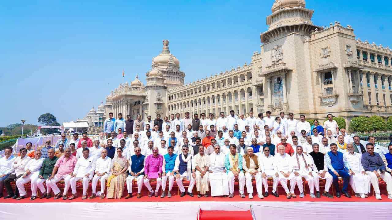 ಅವಧಿಗೂ ಮುನ್ನವೇ ಫೋಟೋ ಶೂಟ್ ಬಗ್ಗೆ ಭಾರೀ ಚರ್ಚೆ: ಸಿಎಂ ಬದಲಾವಣೆಯೋ? ಸ್ಪೀಕರ್ ಚೇಂಜ್? ಸಂಪುಟ ಪುನರ್ ರಚನೆಯೋ? ಅವಧಿಗೂ ಮುನ್ನವೇ ಫೋಟೋ ಶೂಟ್ ಬಗ್ಗೆ ಭಾರೀ ಚರ್ಚೆ: ಸಿಎಂ ಬದಲಾವಣೆಯೋ? ಸ್ಪೀಕರ್ ಚೇಂಜ್? ಸಂಪುಟ ಪುನರ್ ರಚನೆಯೋ?