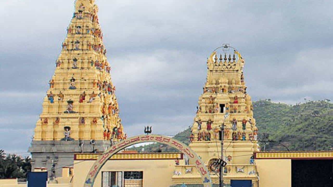 ಮಲೆ ಮಾದಪ್ಪನಿಗೂ ತಟ್ಟಿದ ಯುದ್ಧದ ಬಿಸಿ: ಹೀಗೆ ಮುಂದುವರೆದ್ರೆ ಭಕ್ತರಿಗಿಲ್ಲ ಅನ್ನದಾಸೋಹ, ಲಾಡು ಪ್ರಸಾದ ಮಲೆ ಮಾದಪ್ಪನಿಗೂ ತಟ್ಟಿದ ಯುದ್ಧದ ಬಿಸಿ: ಹೀಗೆ ಮುಂದುವರೆದ್ರೆ ಭಕ್ತರಿಗಿಲ್ಲ ಅನ್ನದಾಸೋಹ, ಲಾಡು ಪ್ರಸಾದ