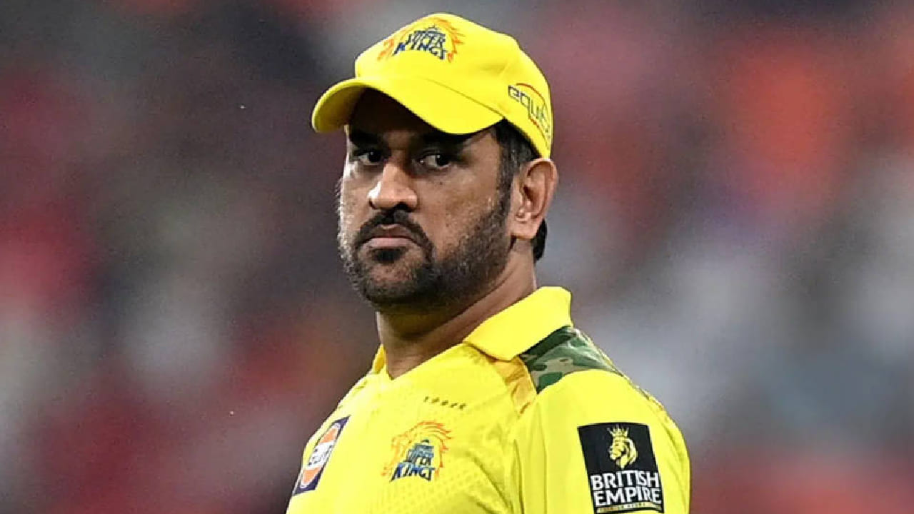 ಇನ್ನು ಸಂಪೂರ್ಣ ಫಿಟ್​ನೆಸ್ ಸಾಧಿಸಿದರೆ ಮಹೇಂದ್ರ ಸಿಂಗ್ ಧೋನಿ ಏಪ್ರಿಲ್ 19 ರಂದು ನಡೆಯಲಿರುವ ಮುಂಬೈ ಇಂಡಿಯನ್ಸ್ ವಿರುದ್ಧದ ಪಂದ್ಯದಲ್ಲಿ ಕಣಕ್ಕಿಳಿಯಬಹುದು. ಅಂದರೆ ಏಪ್ರಿಲ್ 15ರ ತನಕ ಧೋನಿ ವಿಶ್ರಾಂತಿ ಪಡೆಯಲಿದ್ದಾರೆ ಎಂದು ವರದಿಯಾಗಿದೆ. ಹೀಗಾಗಿ ಚೆನ್ನೈ ಸೂಪರ್ ಕಿಂಗ್ಸ್ ತಂಡದ ಆರಂಭಿಕ ಪಂದ್ಯಗಳಲ್ಲಿ 'ಥಲಾ' ವನ್ನು ಎದುರು ನೋಡುವಂತಿಲ್ಲ. ಇತ್ತ ಧೋನಿ ಹೊರಗುಳಿದರೆ ಸರ್ಫರಾಝ್ ಖಾನ್​ಗೆ ಚಾನ್ಸ್ ಸಿಗುವ ಸಾಧ್ಯತೆಯಿದೆ.