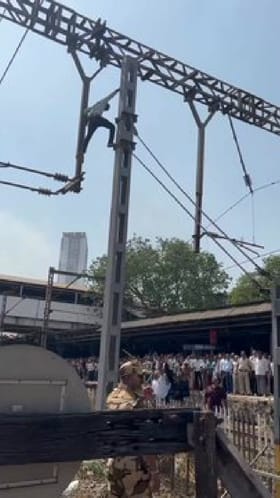 ರೈಲ್ವೆ ಸ್ಟೇಷನ್​​ನಲ್ಲಿ ಕರೆಂಟ್ ಕಂಬವೇರಿ ಯುವಕನ ಹೈಡ್ರಾಮಾ