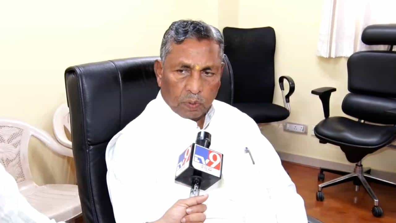 ಬೆಂಗಳೂರು ಬಿಟ್ಟು 40 ಕಿಮೀ ಹೋದ್ರೆ ಸೌದೆ ಸಿಗುತ್ತೆ: ಕಟ್ಟಿಗೆ ಬಳಸುವಂತೆ ಸಚಿವ ಮುನಿಯಪ್ಪ ಕರೆ ಬೆಂಗಳೂರು ಬಿಟ್ಟು 40 ಕಿಮೀ ಹೋದ್ರೆ ಸೌದೆ ಸಿಗುತ್ತೆ: ಕಟ್ಟಿಗೆ ಬಳಸುವಂತೆ ಸಚಿವ ಮುನಿಯಪ್ಪ ಕರೆ
