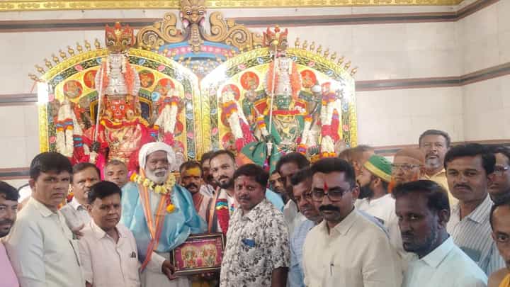 ಹುಬ್ಬಳ್ಳಿ: ದೇವಿಯರಿಗೆ ಉಡಿ ತುಂಬಿ, ಭಕ್ತರಿಗೆ ಪ್ರಸಾದ ವ್ಯವಸ್ಥೆ ಮಾಡಿ ಭಾವೈಕ್ಯತೆ ಮೆರೆದ ಮುಸ್ಲಿಂ ಮುಖಂಡರು ಹುಬ್ಬಳ್ಳಿ: ದೇವಿಯರಿಗೆ ಉಡಿ ತುಂಬಿ, ಭಕ್ತರಿಗೆ ಪ್ರಸಾದ ವ್ಯವಸ್ಥೆ ಮಾಡಿ ಭಾವೈಕ್ಯತೆ ಮೆರೆದ ಮುಸ್ಲಿಂ ಮುಖಂಡರು