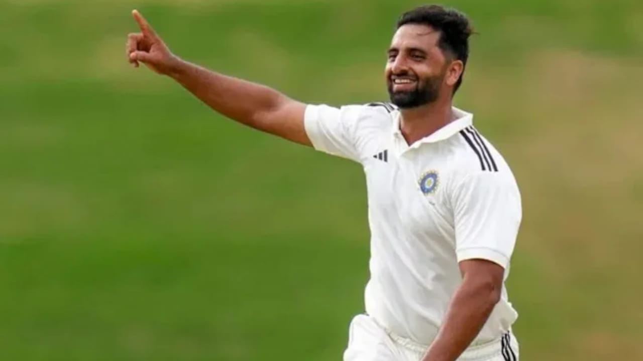 ಜಮ್ಮು ಮತ್ತು ಕಾಶ್ಮೀರ ತಂಡ ಮೊಟ್ಟ ಮೊದಲ ಬಾರಿಗೆ ರಣಜಿ ಫೈನಲ್​ಗೇರಿ ಪ್ರಶಸ್ತಿ ಗೆಲ್ಲುವಲ್ಲು ಯಶಸ್ವಿಯಾಯಿತು. ಜೆಕೆ ತಂಡದ ಈ ಐತಿಹಾಸಿಕ ಗೆಲುವಿನಲ್ಲಿ ತಂಡದ ವೇಗದ ಬೌಲರ್ ಆಕಿಬ್ ನಬಿ ಅವರ ಪಾತ್ರ ಪ್ರಮುಖವಾಗಿತ್ತು. ಇಡೀ ರಣಜಿ ಟ್ರೋಫಿಯಲ್ಲಿ ಎದುರಾಳಿ ತಂಡದ ಬ್ಯಾಟರ್​ಗಳನ್ನು ಕಾಡಿದ ನಬಿ ಈ ಆವೃತ್ತಿಯಲ್ಲಿ ಬರೋಬ್ಬರಿ 60 ವಿಕೆಟ್‌ಗಳನ್ನು ಕಬಳಿಸುವ ಮೂಲಕ ಇತಿಹಾಸ ನಿರ್ಮಿಸಿದರು. 