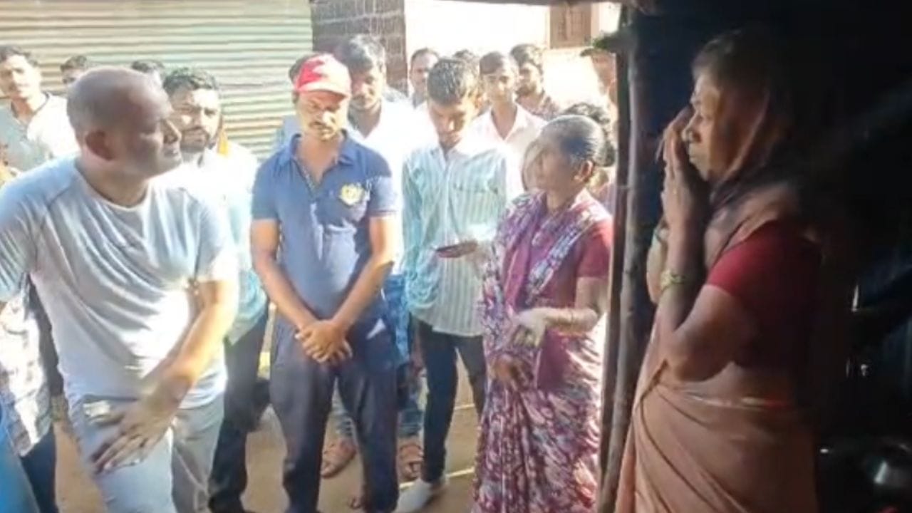 “ನಿಮ್ಮ ಕಾಲಿಗೆ ಬೀಳ್ತೀವಿ, ನಮ್ಮೂರಲ್ಲಿ ಸಾರಾಯಿ ಬಂದ್ ಮಾಡಿಸಿ”: ಶಾಸಕರ ಮುಂದೆ ಕಣ್ಣೀರು ಹಾಕಿದ ಮಹಿಳೆಯರು