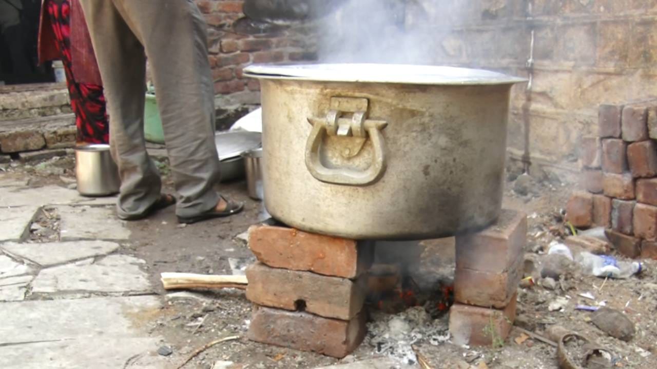 ಕಲಬುರಗಿಯಲ್ಲಿ ಸಿಲಿಂಡರ್ ಕೊರತೆ: ಸೌದೆ ಒಲೆ ಮೇಲೆ ಅಡುಗೆ ಮಾಡಿದ ಇಂದಿರಾ ಕ್ಯಾಂಟಿನ್​ ಸಿಬ್ಬಂದಿ