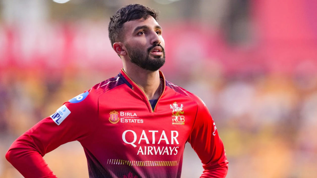 ದೇವದತ್ ಪಡಿಕ್ಕಲ್; ತವರು ತಂಡ ಆರ್ಸಿಬಿಯಲ್ಲಿರುವ ಏಕೈಕ ಕನ್ನಡಿಗ ದೇವದತ್ ಪಡಿಕ್ಕಲ್. ತಂಡದಲ್ಲಿ ಮೂರನೇ ಕ್ರಮಾಂಕದಲ್ಲಿ ಬ್ಯಾಟ್ ಬೀಸುವ ಪಡಿಕ್ಕಲ್, ಕಳೆದ ಆವೃತ್ತಿಯಲ್ಲಿ ಇಂಜುರಿಗೊಂಡು ಲೀಗ್ನಿಂದ ಹೊರಬೀಳುವುದಕ್ಕೂ ಮುನ್ನ ತಂಡದ ಪರ ಅಮೋಘ ಪ್ರದರ್ಶನ ನೀಡಿದ್ದರು. ಹೀಗಾಗಿ 2 ಕೋಟಿ ರೂಗೆ ಖರೀದಿಸಿದ್ದ ಪಡಿಕ್ಕಲ್ ಅವರನ್ನು ಆರ್ಸಿಬಿ ಫ್ರಾಂಚೈಸಿ ಈನ ಆವೃತ್ತಿಗೂ ತಂಡದಲ್ಲಿ ಉಳಿಸಿಕೊಂಡಿದೆ. ಪ್ರಸ್ತುತ ಅದ್ಭುತ ಫಾರ್ಮ್ನಲ್ಲಿರುವ ಪಡಿಕ್ಕಲ್ ಈ ಆವೃತ್ತಿಯಲ್ಲಿ ತಂಡದಲ್ಲಿ ಆಡುವುದು ಖಚಿತ.