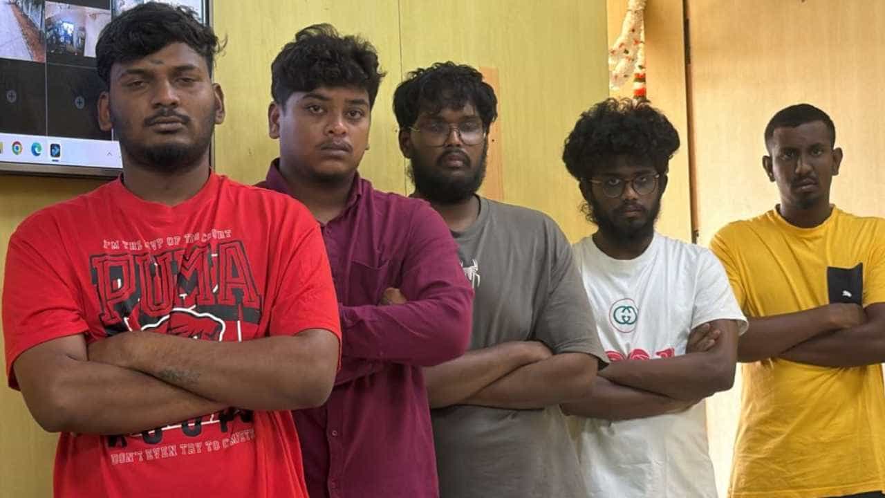 ‘ನಮಗೆ ಡಿಜಿಪಿನೇ ಮೊಬೈಲ್ ಕೊಟ್ಟಿದ್ದು’: ಜೈಲಲ್ಲೇ ಕೂತು ವಿಡಿಯೋ ಮಾಡಿದ ಕೈದಿಗಳು! ‘ನಮಗೆ ಡಿಜಿಪಿನೇ ಮೊಬೈಲ್ ಕೊಟ್ಟಿದ್ದು’: ಜೈಲಲ್ಲೇ ಕೂತು ವಿಡಿಯೋ ಮಾಡಿದ ಕೈದಿಗಳು!