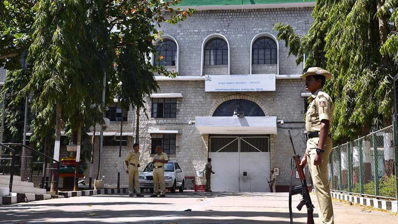 ತನ್ನ ಖಾಸಗಿ ಅಂಗದಲ್ಲಿ ತುಂಬಾಕು, ಸಿಮ್ ಕಾರ್ಡ್ ತಂದು ಜೈಲಿನಲ್ಲಿ ಸ್ಮಗ್ಲಿಂಗ್! ಯುವತಿ ಅಂದರ್