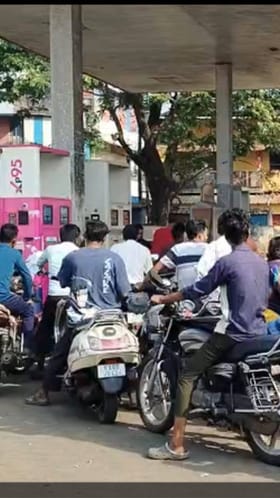 ಪೆಟ್ರೋಲ್, ಡೀಸೆಲ್​ಗೆ ಮುಗಿಬಿದ್ದ ಜನ