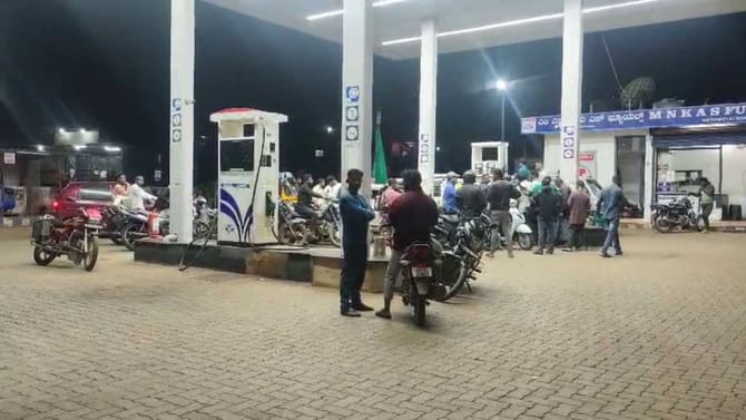 ಪೆಟ್ರೋಲ್, ಡೀಸೆಲ್​ಗಾಗಿ ರಿಪ್ಪನ್‌ಪೇಟೆ ಬಂಕ್ ಮುಂದೆ ಮುಗಿಬಿದ್ರು ಜನ!