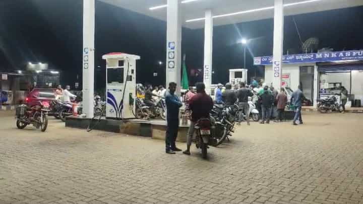 ಪೆಟ್ರೋಲ್, ಡೀಸೆಲ್ಗಾಗಿ ರಿಪ್ಪನ್ಪೇಟೆ ಬಂಕ್ ಮುಂದೆ ಮುಗಿಬಿದ್ರು ಜನ! ಪೆಟ್ರೋಲ್, ಡೀಸೆಲ್ಗಾಗಿ ರಿಪ್ಪನ್ಪೇಟೆ ಬಂಕ್ ಮುಂದೆ ಮುಗಿಬಿದ್ರು ಜನ!