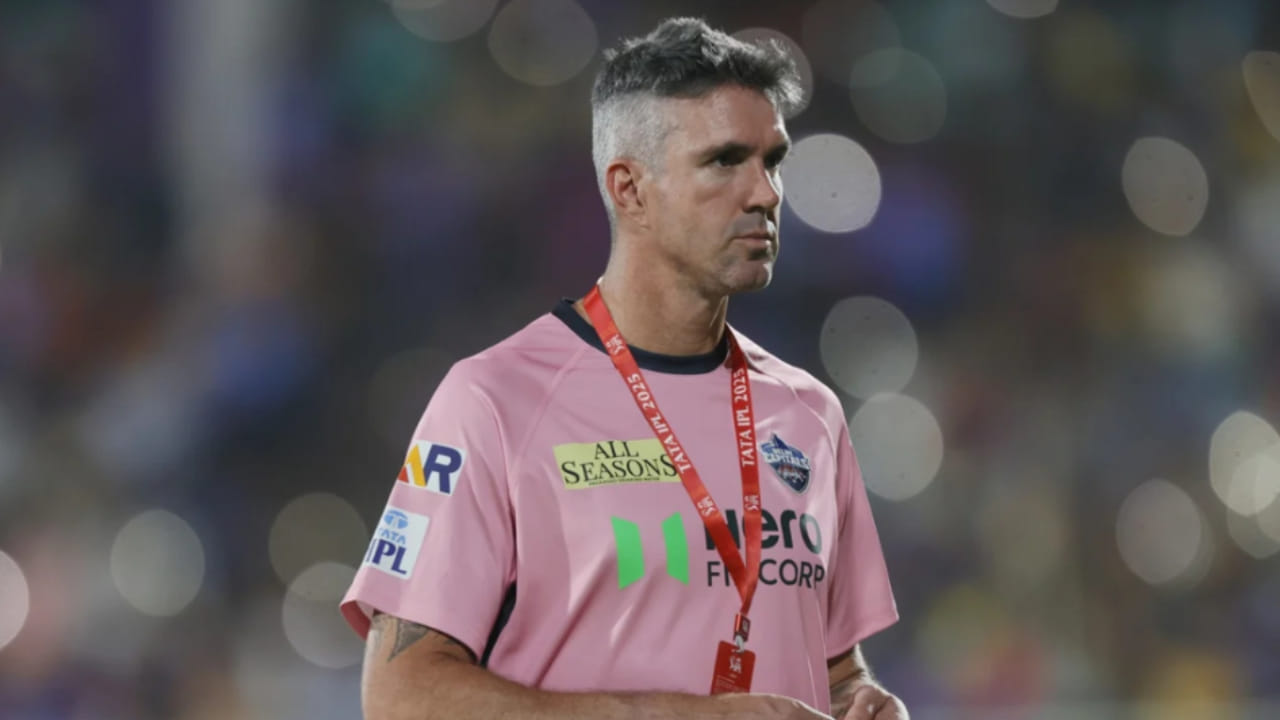 ಕಳೆದ ಆವೃತ್ತಿಯಲ್ಲಿ ಕೆವಿನ್ ಪೀಟರ್ಸನ್ ಅವರನ್ನು ಡೆಲ್ಲಿ ಕ್ಯಾಪಿಟಲ್ಸ್ ತಂಡದ ಮಾರ್ಗದರ್ಶಕರನ್ನಾಗಿ ನೇಮಿಸಲಾಗಿತ್ತು, ಆದರೆ ಫ್ರಾಂಚೈಸಿಯ ಪ್ರದರ್ಶನ ಕಳಪೆಯಾಗಿತ್ತು. ಪಂದ್ಯಾವಳಿಯಲ್ಲಿ ಉತ್ತಮ ಆರಂಭದ ನಂತರ, ಕ್ಯಾಪಿಟಲ್ಸ್ ತಂಡವು ವೇಗವನ್ನು ಕಳೆದುಕೊಂಡಿತು. ಆದಾಗ್ಯೂ, ತಂಡವು ಅಂತಿಮವಾಗಿ ಕೇವಲ ಒಂದು ಅಂಕದಿಂದ ಪ್ಲೇಆಫ್ ಅರ್ಹತೆಯನ್ನು ಕಳೆದುಕೊಂಡಿತು, 15 ಅಂಕಗಳೊಂದಿಗೆ ಐದನೇ ಸ್ಥಾನ ಗಳಿಸಿತು.