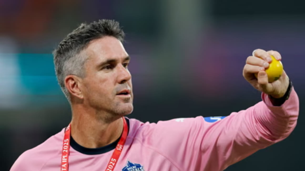 ಐಪಿಎಲ್ 2026 ಕ್ಕೆ ಎಲ್ಲಾ ತಂಡಗಳು ಬಹುತೇಕ ಸಿದ್ಧವಾಗಿವೆ. ಈಗಾಗಲೇ ಎಲ್ಲಾ ಫ್ರಾಂಚೈಸಿಗಳು ಅಭ್ಯಾಸ ಶಿಬಿರಗಳನ್ನು ನಡೆಸುತ್ತಿವೆ. ಇದೆಲ್ಲದರ ನಡುವೆ, ಡೆಲ್ಲಿ ಕ್ಯಾಪಿಟಲ್ಸ್ ತಂಡದಿಂದ ಮಾಜಿ ಅನುಭವಿ ಆಟಗಾರ ಹೊರನಡೆದಿದ್ದಾರೆ. ಲೀಗ್ ಪ್ರಾರಂಭವಾಗಲು ಕೇವಲ 14 ದಿನಗಳಿರುವಾಗ ಇಂಗ್ಲೆಂಡ್‌ನ ಮಾಜಿ ಬ್ಯಾಟ್ಸ್‌ಮನ್ ಕೆವಿನ್ ಪೀಟರ್ಸನ್ ಈ ಆವೃತ್ತಿಯಲ್ಲಿ ದೆಹಲಿ ಕ್ಯಾಪಿಟಲ್ಸ್‌ನ ಭಾಗವಾಗುವುದಿಲ್ಲ ಎಂದು ಘೋಷಿಸಿದ್ದಾರೆ. 