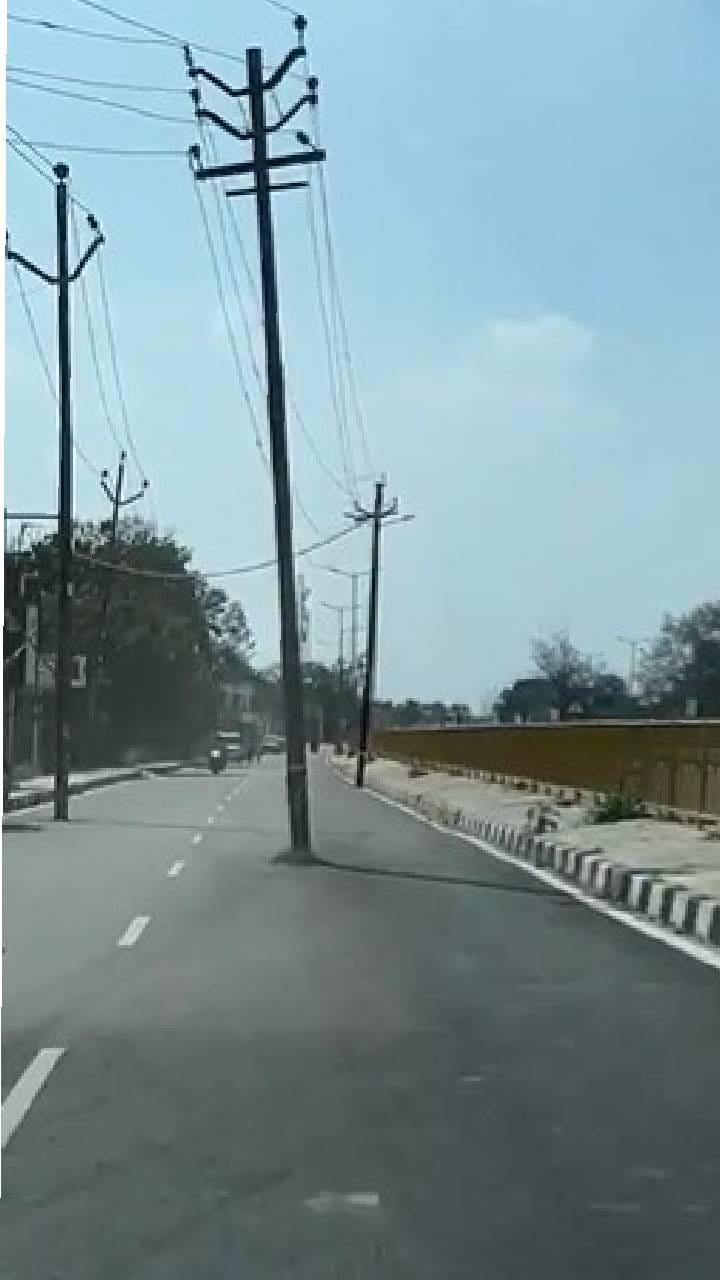 ಈ ರಸ್ತೆಗೆ ವಿದ್ಯುತ್ ಕಂಬಗಳೇ ಯಮಪಾಶ