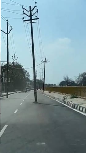 ಈ ರಸ್ತೆಗೆ ವಿದ್ಯುತ್ ಕಂಬಗಳೇ ಯಮಪಾಶ