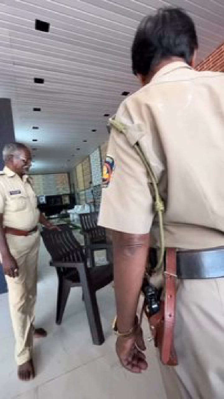 ಪೊಲೀಸ್ ಜೇಬಲ್ಲಿರುವ ಗನ್ ನೋಡಿ!