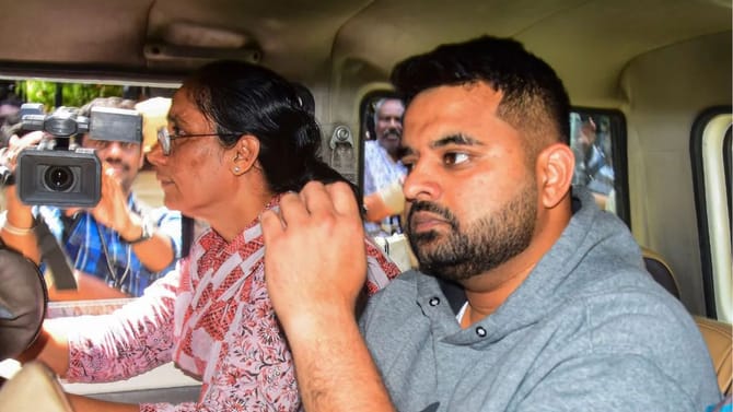 ಮಾಜಿ ಆಪ್ತರಿಂದಲೇ ಪ್ರಜ್ವಲ್​​ ರೇವಣ್ಣಗೆ ಖೆಡ್ಡಾ: ಸ್ಫೋಟಕ ಮಾಹಿತಿ ರಿವೀಲ್​