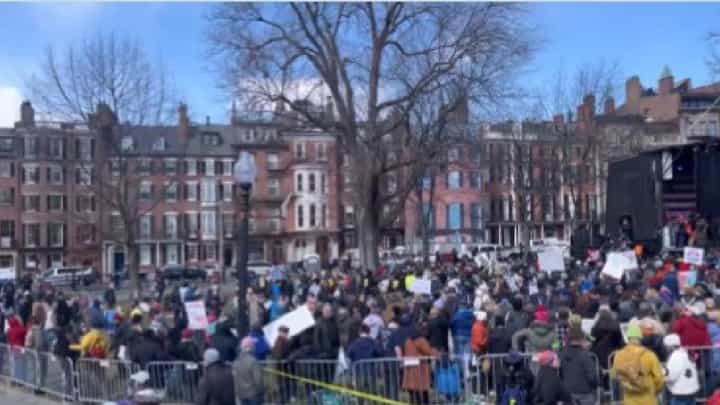 US No Kings Protests: ಡೊನಾಲ್ಡ್ ಟ್ರಂಪ್ ವಿರುದ್ಧವೇ ತಿರುಗಿಬಿದ್ದ ಅಮೆರಿಕ ಜನ, ನೋ ಕಿಂಗ್ಸ್ ಪ್ರತಿಭಟನೆ US No Kings Protests: ಡೊನಾಲ್ಡ್ ಟ್ರಂಪ್ ವಿರುದ್ಧವೇ ತಿರುಗಿಬಿದ್ದ ಅಮೆರಿಕ ಜನ, ನೋ ಕಿಂಗ್ಸ್ ಪ್ರತಿಭಟನೆ