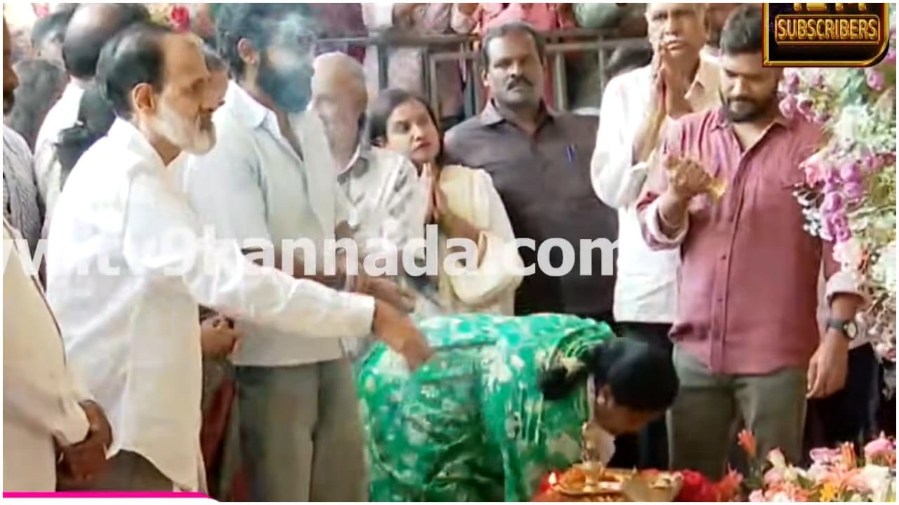 ಪುನೀತ್ ಸಮಾಧಿಗೆ ಪೂಜೆ ಮಾಡಿದ ಕುಟುಂಬಸ್ಥರು; ಅಪ್ಪುನ ನೆನಪಿಸಿಕೊಂಡ ಕುಟುಂಬ