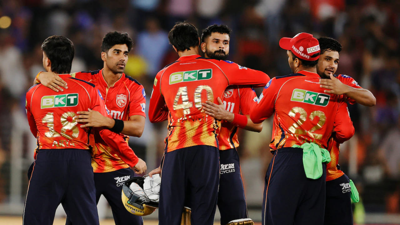 ಪಂಜಾಬ್: ಪ್ರಭಾಸಿಮ್ರಾನ್ ಸಿಂಗ್ (ವಿಕೆಟ್ ಕೀಪರ್), ಪ್ರಿಯಾಂಶ್ ಆರ್ಯ, ಶ್ರೇಯಸ್ ಅಯ್ಯರ್ (ನಾಯಕ), ನೆಹಾಲ್ ವಧೇರಾ, ಮಾರ್ಕಸ್ ಸ್ಟೋನಿಸ್, ಅಜ್ಮತುಲ್ಲಾ ಒಮರ್ಜಾಯ್, ಶಶಾಂಕ್ ಸಿಂಗ್, ಮಾರ್ಕೊ ಯಾನ್ಸೆನ್, ಹರ್ಪ್ರೀತ್ ಬ್ರಾರ್, ಯುಜ್ವೇಂದ್ರ ಚಾಹಲ್, ಅರ್ಶ್ದೀಪ್ ಸಿಂಗ್.