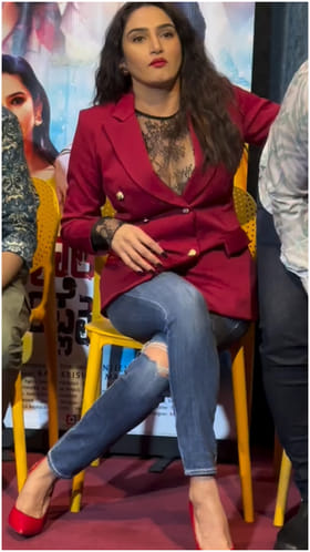 ವೇದಿಕೆಯಲ್ಲಿ ರಾಗಿಣಿ ಗ್ಲಾಮರಸ್ ಲುಕ್