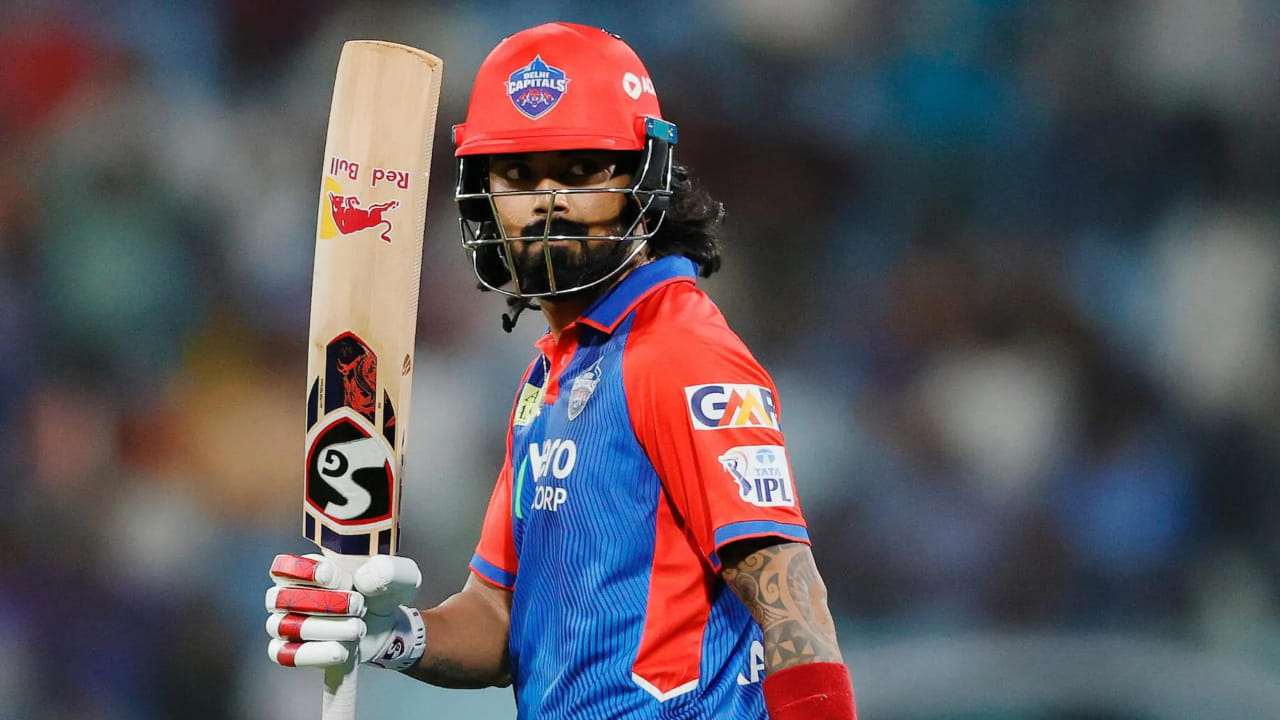 ಕೆಎಲ್ ರಾಹುಲ್: ಐಪಿಎಲ್ನಲ್ಲಿ ಆಡುತ್ತಿರುವ ಕರ್ನಾಟಕದ ಪ್ರಮುಖ ಆಟಗಾರರ ಪಟ್ಟಿಯಲ್ಲಿ ವಿಕೆಟ್ ಕೀಪರ್ ಬ್ಯಾಟ್ಸ್ಮನ್ ಕೆಎಲ್ ರಾಹುಲ್ ಅಗ್ರಸ್ಥಾನದಲ್ಲಿ ನಿಲ್ಲುತ್ತಾರೆ. ಈ ಲೀಗ್ನಲ್ಲಿ ಸಾಕಷ್ಟು ಅನುಭವ ಹೊಂದಿರುವ ರಾಹುಲ್ ನಾಯಕನಾಗಿಯೂ ತಂಡವನ್ನು ಮುನ್ನಡೆಸಿದ್ದಾರೆ. ಪ್ರಸ್ತುತ 14 ಕೋಟಿ ರೂ. ವೇತನ ಪಡೆಯುವದರೊಂದಿಗೆ ಡೆಲ್ಲಿ ಕ್ಯಾಪಿಟಲ್ಸ್ ತಂಡದಲ್ಲಿರುವ ರಾಹುಲ್ , ಈ ಸೀಸನ್ನಲ್ಲಿ ಆರಂಭಿಕ ಬ್ಯಾಟ್ಸ್ಮನ್ ಆಗಿ ಆಡುವುದರ ಜೊತೆಗೆ ವಿಕೆಟ್ ಕೀಪಿಂಗ್ ಜವಾಬ್ದಾರಿಯನ್ನು ಹೊರಲಿದ್ದಾರೆ.