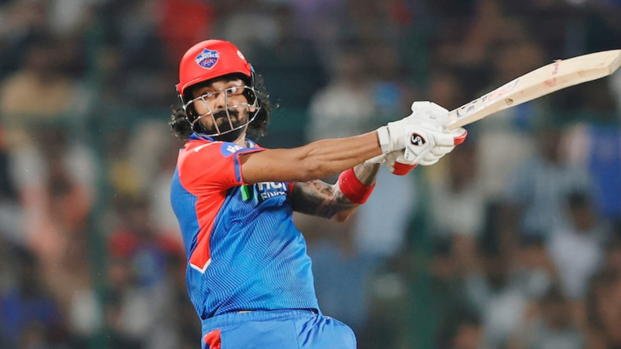 ಡೆಲ್ಲಿ ಕ್ಯಾಪಿಟಲ್ಸ್ ತನ್ನ ಹಿಂದಿನ ತಪ್ಪುಗಳಿಂದ ಪಾಠ ಕಲಿತಿದ್ದು, ಕೆಎಲ್ ರಾಹುಲ್ ಅವರನ್ನು ಓಪನರ್ ಆಗಿ ಆಡಿಸಲು ನಿರ್ಧರಿಸಿದೆ. ಹೀಗಾಗಿ ಅವರು ಈ ಆವೃತ್ತಿಯ ಮೊದಲ ಪಂದ್ಯದಿಂದಲೇ ಡೆಲ್ಲಿ ಕ್ಯಾಪಿಟಲ್ಸ್ ಪರ ಇನ್ನಿಂಗ್ಸ್ ತೆರೆಯುವುದನ್ನು ಕಾಣಬಹುದು. ಇದು ಮಾತ್ರವಲ್ಲದೆ ಕೆಎಲ್ ರಾಹುಲ್ ಡೆಲ್ಲಿ ಕ್ಯಾಪಿಟಲ್ಸ್ ತಂಡದ ಆರಂಭಿಕನಾಗುವುದರ ಜೊತೆಗೆ ವಿಕೆಟ್ ಕೀಪರ್ ಕೂಡ ಆಗಿರುತ್ತಾರೆ. 