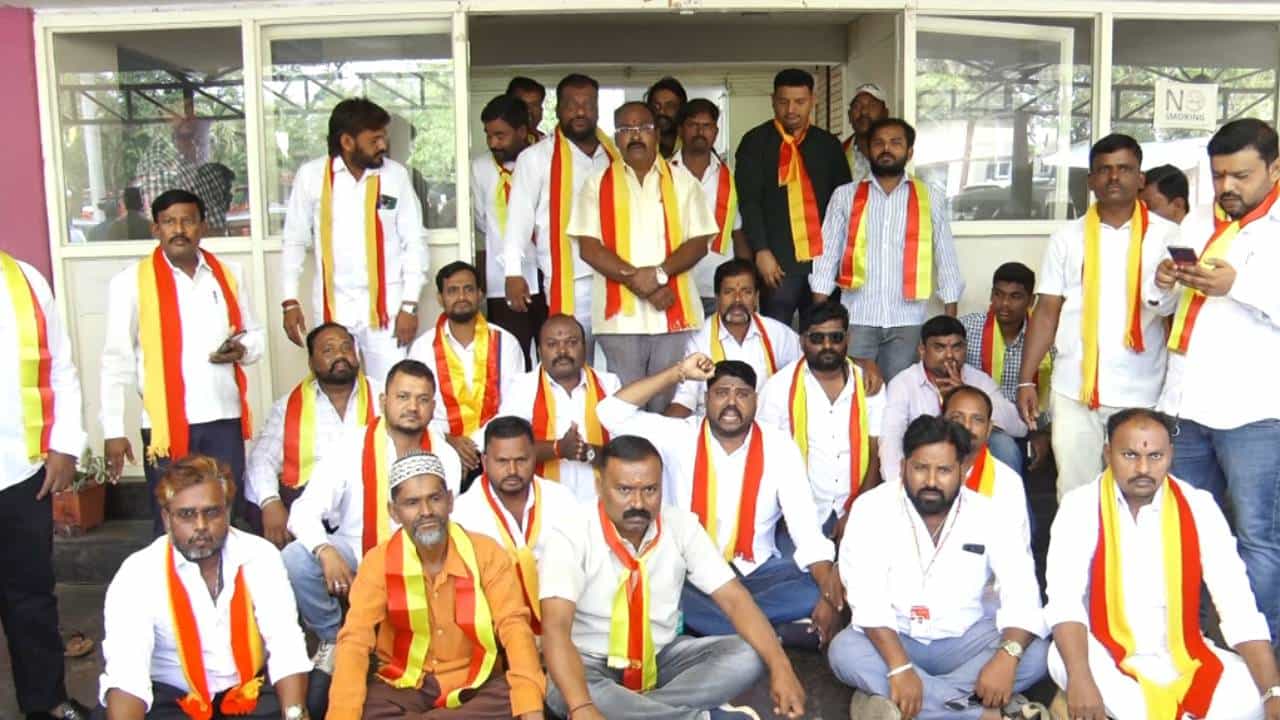 ರೈಲ್ವೆ ಇಲಾಖೆಯಿಂದ ಮತ್ತೊಮ್ಮೆ ಕನ್ನಡಕ್ಕೆ ಮಲತಾಯಿ ಧೋರಣೆ: ಸಿಡಿದೆದ್ದ ಕರವೇ ರೈಲ್ವೆ ಇಲಾಖೆಯಿಂದ ಮತ್ತೊಮ್ಮೆ ಕನ್ನಡಕ್ಕೆ ಮಲತಾಯಿ ಧೋರಣೆ: ಸಿಡಿದೆದ್ದ ಕರವೇ