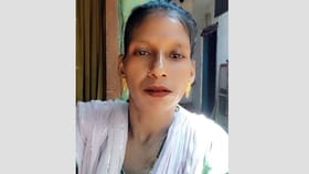 ಮಳೆ ಅಂತ ಪಾಳು ಮನೆಯ ಕೆಳಗೆ ನಿಂತಿದ್ದ ದಂಪತಿ ಮೇಲೆ ಕುಸಿದ ಗೋಡೆ