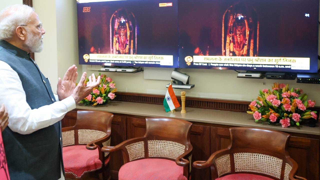 ರಾಮನವಮಿ, ಅಯೋಧ್ಯೆಯಲ್ಲಿ ಬಾಲರಾಮನ ಹಣೆಗೆ ಸೂರ್ಯ ತಿಲಕ, ಕಣ್ತುಂಬಿಕೊಂಡ ಪ್ರಧಾನಿ ಮೋದಿ ರಾಮನವಮಿ, ಅಯೋಧ್ಯೆಯಲ್ಲಿ ಬಾಲರಾಮನ ಹಣೆಗೆ ಸೂರ್ಯ ತಿಲಕ, ಕಣ್ತುಂಬಿಕೊಂಡ ಪ್ರಧಾನಿ ಮೋದಿ