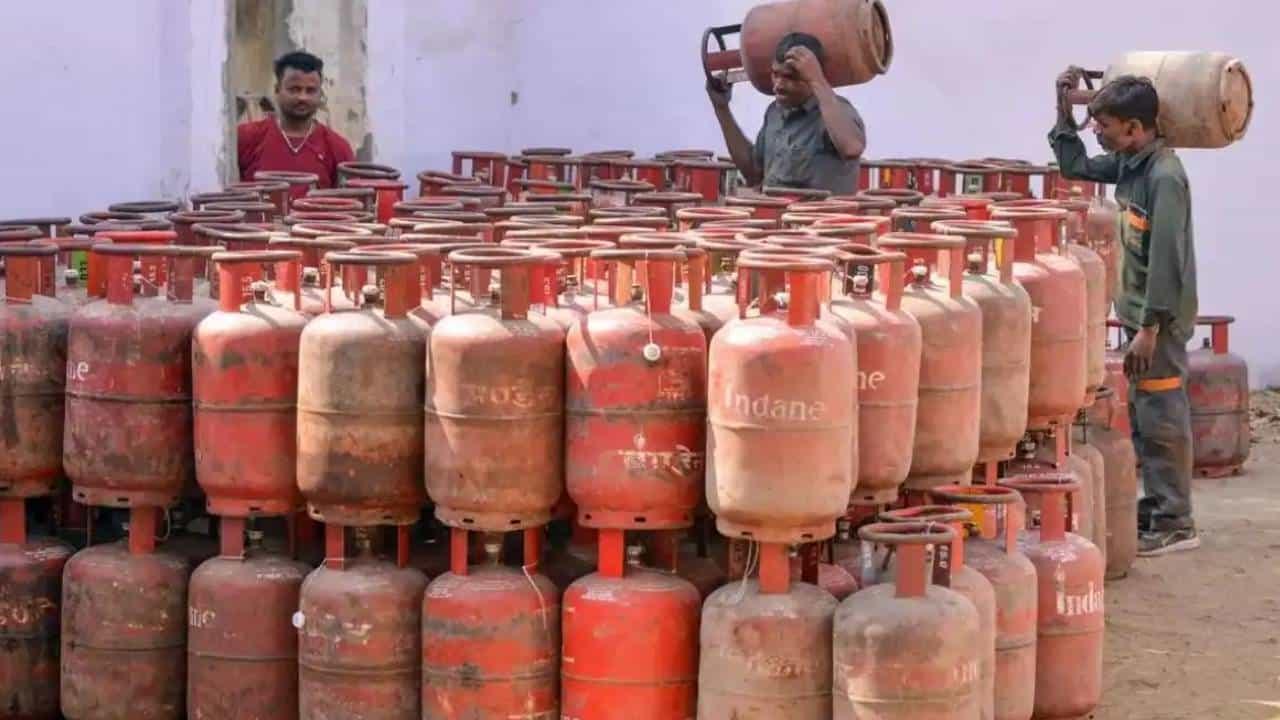ಬೆಂಗಳೂರಿಗರಿಗೆ ಸಿಹಿಸುದ್ದಿ: ಗ್ಯಾಸ್ ಬಗ್ಗೆ ಜಿಲ್ಲಾಧಿಕಾರಿ ಮಹತ್ವದ ಸ್ಪಷ್ಟನೆ, ಹೋಟೆಲ್ಗಳು ಬಂದ್ ಆಗಲ್ಲ ಬೆಂಗಳೂರಿಗರಿಗೆ ಸಿಹಿಸುದ್ದಿ: ಗ್ಯಾಸ್ ಬಗ್ಗೆ ಜಿಲ್ಲಾಧಿಕಾರಿ ಮಹತ್ವದ ಸ್ಪಷ್ಟನೆ, ಹೋಟೆಲ್ಗಳು ಬಂದ್ ಆಗಲ್ಲ