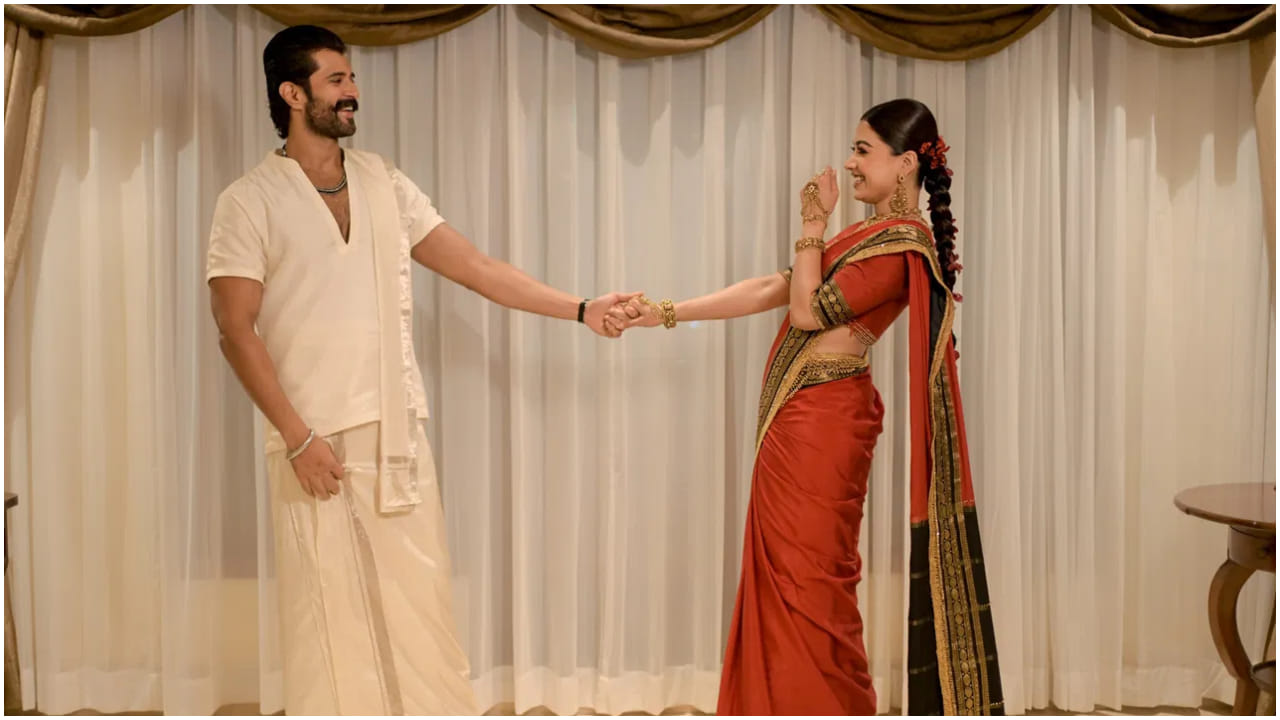 ರಶ್ಮಿಕಾ ಮಂದಣ್ಣ ಹಾಗೂ ವಿಜಯ್ ಒಟ್ಟಾಗಿ ಫೋಟೋಗೆ ಪೋಸ್ ಕೊಟ್ಟಿದ್ದಾರೆ. ಮದುವೆಗಿಂತ ಆರತಕ್ಷತೆ ಕಾರ್ಯಕ್ರಮ ಅದ್ದೂರಿಯಾಗಿ ನಡೆದಿದೆ. ಸೆಲೆಬ್ರಿಟಿಗಳ ದಂಡೇ ಹಾಜರಿ ಹಾಕಿತ್ತು.