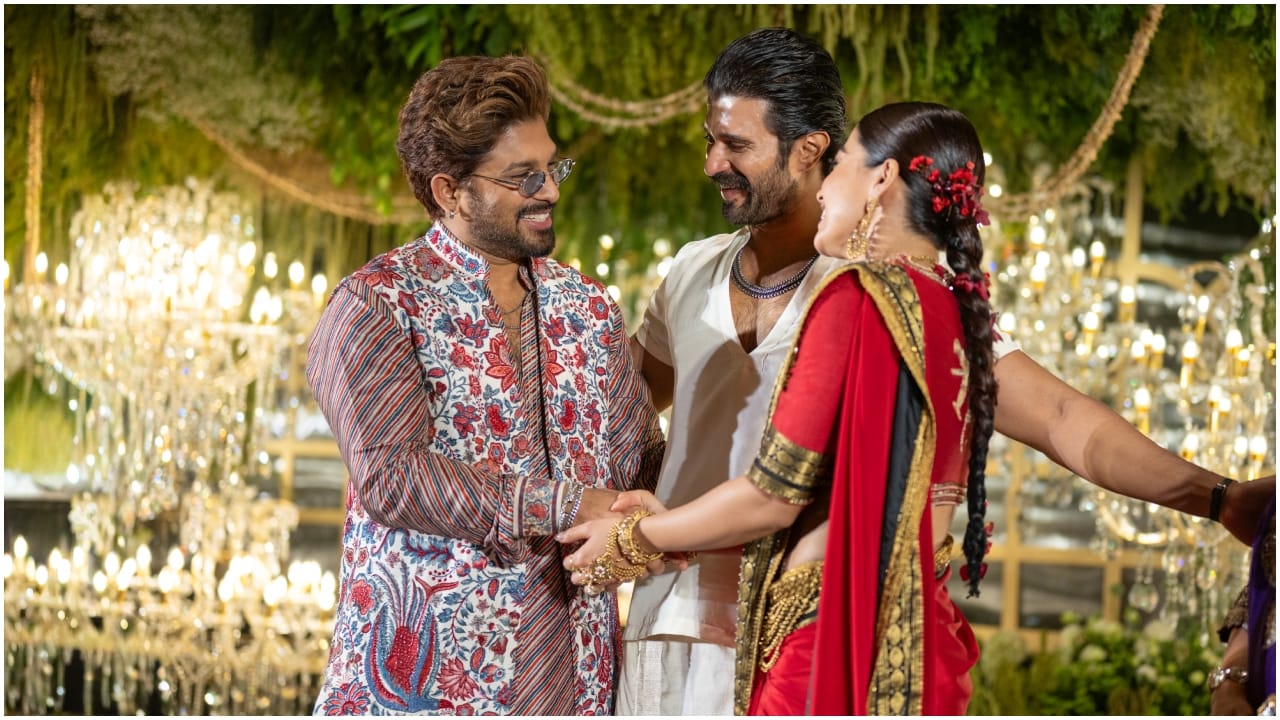 ಚಿತ್ರರಂಗದ ಅನೇಕರ ಜೊತೆ ರಶ್ಮಿಕಾ ಮತ್ತು ವಿಜಯ್ ದೇವರಕೊಂಡ ಅವರಿಗೆ ಒಡನಾಟ ಇದೆ. ಅಲ್ಲು ಅರ್ಜುನ್, ಸುಕುಮಾರ್, ಚಿರಂಜೀವಿ, ರವಿತೇಜ ಮುಂತಾದ ಸೆಲೆಬ್ರಿಟಿಗಳು ಬಂದು ನವಜೋಡಿಗೆ ವಿಶ್ ಮಾಡಿದ್ದಾರೆ.