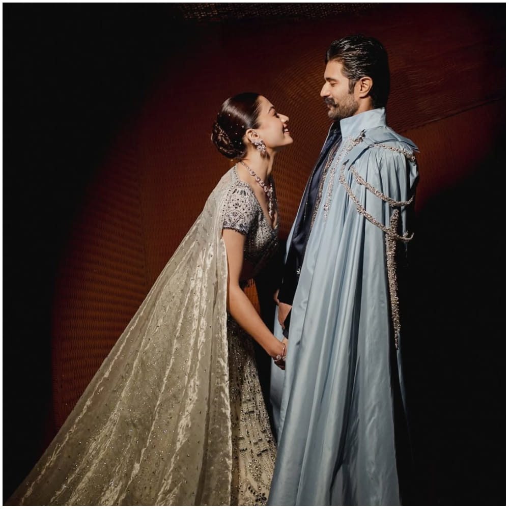 ವಿಜಯ್ ದೇವರಕೊಂಡ ಹಾಗೂ ರಶ್ಮಿಕಾ ಮಂದಣ್ಣ ಅಭಿಮಾನಿ ಬಳಗ ದೊಡ್ಡದಿದೆ. ಇವರು ಒಟ್ಟಿಗೆ ಸಿನಿಮಾ ಮಾಡಿದವರು. ತೆರೆಯಮೇಲೆ ನಟಿಸುತ್ತಾ, ತೆರೆಯ ಹಿಂದೆಯೂ ಇವರಿಗೆ ಪ್ರೀತಿ ಮೂಡಿತು. ರಶ್ಮಿಕಾ ಹಂಚಿಕೊಂಡಿರುವ ಹೊಸ ಫೋಟೋಗಳು ಅಭಿಮಾನಿಗಳಿಗೆ ಇಷ್ಟ ಆಗಿವೆ.