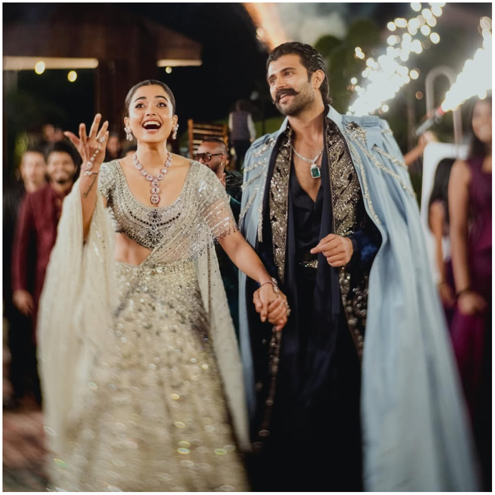 ರಶ್ಮಿಕಾ ಮೊಗದಲ್ಲಿ ಖುಷಿ ಎದ್ದು ಕಾಣಿಸಿದೆ. ಅವರು ತಮ್ಮ ಕನಸಿನಂತೆಯೇ ವಿವಾಹ ಆಗಿದ್ದಾರೆ. ಈ ಕಾರಣಕ್ಕೆ ಅವರಿಗೆ ಅದು ಖುಷಿ ಕೊಟ್ಟಿದೆ. ವಿಜಯ್ ಹಾಗೂ ರಶ್ಮಿಕಾ ಈಗ ಪತಿ-ಪತ್ನಿ ಆಗಿದ್ದಾರೆ.