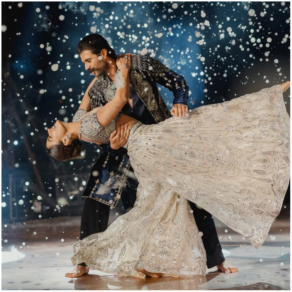 ಈಗ ರಶ್ಮಿಕಾ ಅವರು ವಿವಾಹ ಪೂರ್ವ ಫೋಟೋಗಳನ್ನು ಹಂಚಿಕೊಂಡಿದ್ದಾರೆ. ಸಂಗೀತ ಕಾರ್ಯಕ್ರಮದ ಫೋಟೋಸ್ ಇದಾಗಿದ್ದು, ರಶ್ಮಿಕಾ ಹಾಗೂ ವಿಜಯ್ ಕಲರ್ಫುಲ್ ಆಗಿ ಮಿಂಚಿದ್ದಾರೆ.